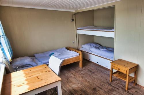 a small room with two bunk beds and a desk at Finnenhaus 2 in Lübeck