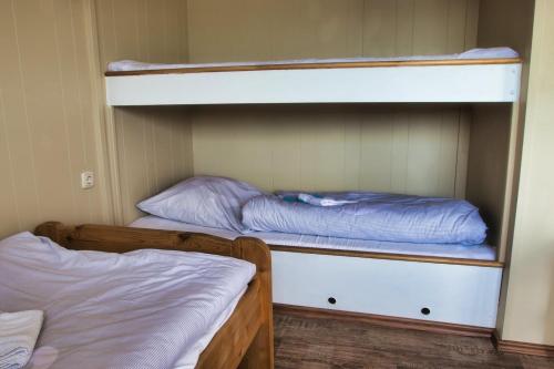 two bunk beds in a small room withthritisthritisthritisthritisthritisthritisthritisthritis at Finnenhaus 2 in Lübeck