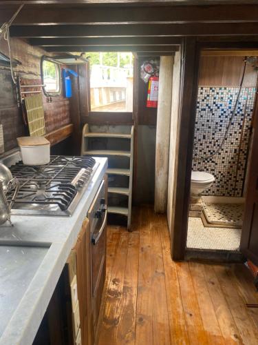 cocina con fogones y aseo en Escuna Costa Verde I para passeios durante o dia, en Paraty
