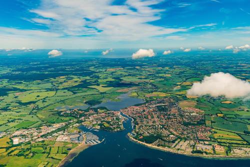 - une vue aérienne sur une ville et une rivière dans l'établissement ancora Marina Haus 2 Nr 07, Typ 2, à Neustadt in Holstein