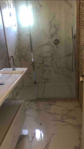 une salle de bain avec douche et lavabo dans l'établissement villa near sea, heated pool,Isolella,Corsica, à Pietrosella