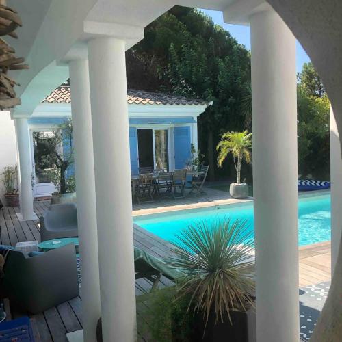 une villa avec piscine et une maison dans l'établissement villa near sea, heated pool,Isolella,Corsica, à Pietrosella