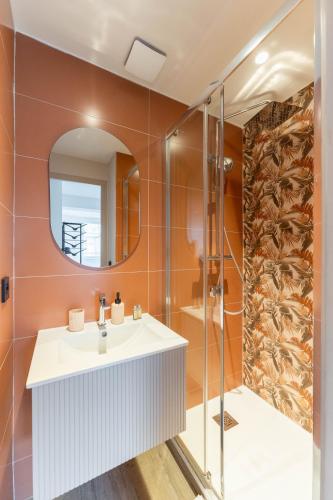 une salle de bain avec un lavabo et un miroir dans l'établissement PARADISE Earth & Sea, à Marseille