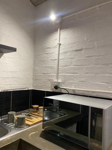 Køkken eller tekøkken på The Nook at Maboneng -24hr security, WiFi, cozy home