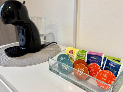 City Apartment Osnabrück -- inklusive Parkplatz & WiFi, vollausgestattete Küche mit Geschirrspüler -- Perfekt für Urlaub & Businessにあるコーヒーまたはお茶