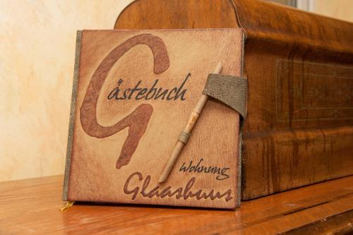 Sijil, anugerah, tanda atau dokumen lain yang dipamerkan di Grietjes Huus Whg Glashuus