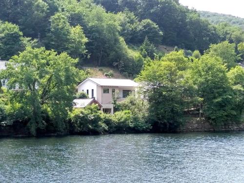 a house on the shore of a lake at Ferienhaus &#039Freund am See&#039 3 in Heimbach