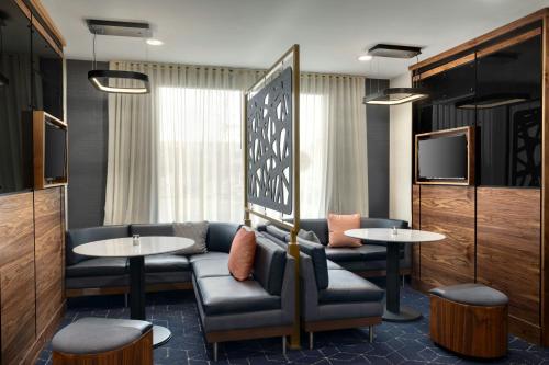 Posezení v ubytování Courtyard by Marriott Kokomo