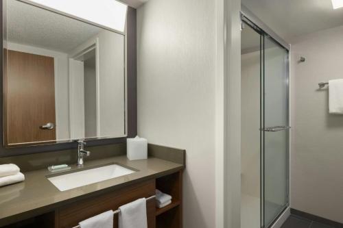Koupelna v ubytování Courtyard by Marriott Kokomo