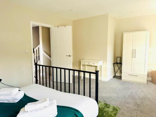 Ένα ή περισσότερα κρεβάτια σε δωμάτιο στο Cozy 3 Bed Thetford Home with WiFi Sleeps 5 Comfortably