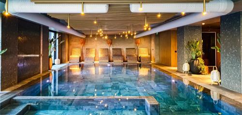 a swimming pool in a building with a swimming pool at Hotel Bucura in Călimăneşti