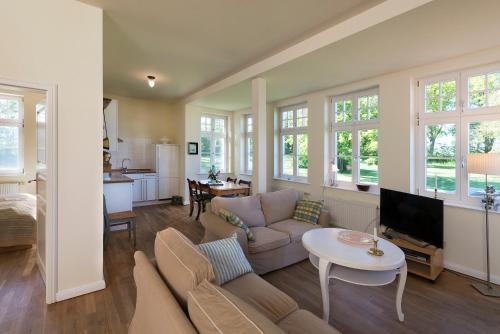 NeuenkirchenFerienwohnung 4 Gut Grubnow Wasserblick的客厅里有一张沙发和一张桌子。