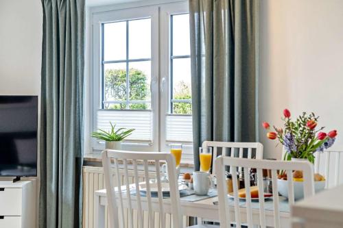 费马恩Knusthof Lafrenz - Nordwest的一间有桌子、椅子和窗户的餐厅