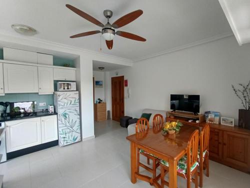 cocina y sala de estar con mesa y ventilador de techo en Dune Beach, en Arenales del Sol