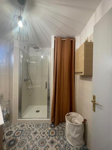 une salle de bain avec une douche avec un rideau de douche dans l'établissement Charmant T2 à 500 m des plages, à Vallauris