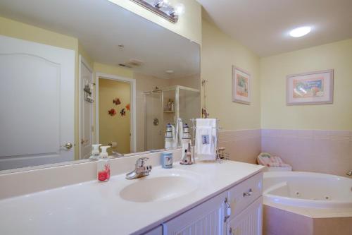 Koupelna v ubytování Walk to Main St Condo with Pool Access in Crisfield