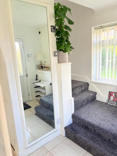 Dapur atau dapur kecil di Luton Lodge - Newly Refurbished, Ideal for Short Stay , 5 mints To Luton Airport , Train Station, Town Centre , Free off street Parking