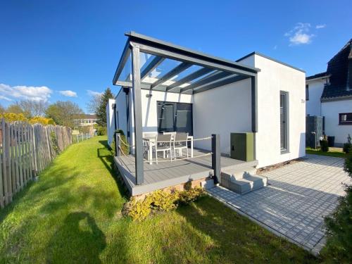 Casa blanca con terraza y valla en Ökohaus Spaden, en Spaden