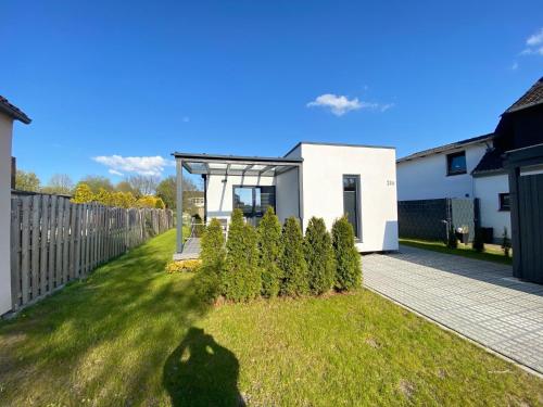una casa blanca con una valla y un patio en Ökohaus Spaden, en Spaden