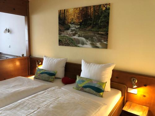 een slaapkamer met een bed en een schilderij aan de muur bij FeWo-POR24 Pfronten in Pfronten