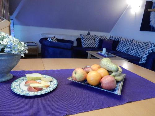 2 platos de fruta en una mesa de la sala de estar en Eichenpark 34, en Prerow