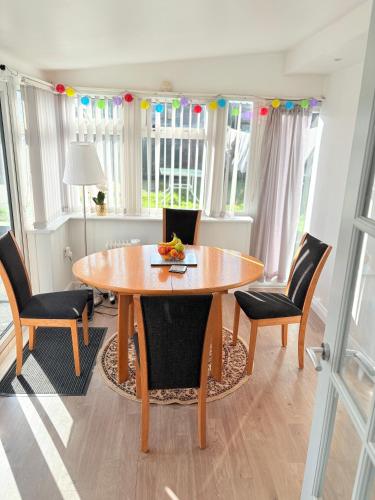 Ruang duduk di Luton Lodge - Newly Refurbished, Ideal for Short Stay , 5 mints To Luton Airport , Train Station, Town Centre , Free off street Parking