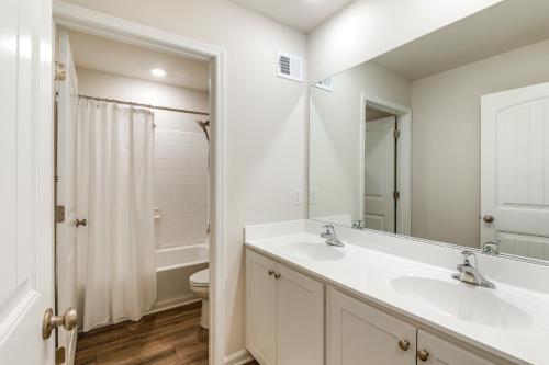 Bilik mandi di 6 Mi to Bethany Beach Pet-Friendly Home with Yard!