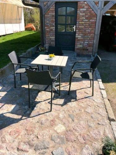 a table and chairs sitting on a patio at Ferienwohnung am Storchnest in Kenz