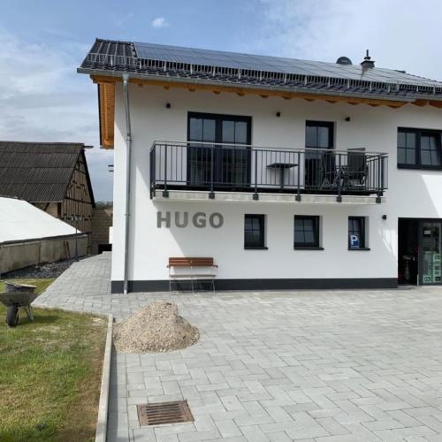 un bâtiment blanc avec un balcon au-dessus dans l'établissement Im Blauen Ländchen, à Lierschied