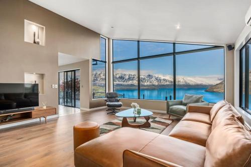 una sala de estar con un sofá y una mesa en Luxury On Wynyard 4 Bedrooms Stunning Views, en Queenstown