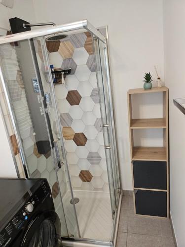 une douche avec une porte vitrée dans une salle de bain dans l'établissement Nice, là côté magique, à Nice