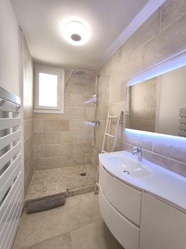 une salle de bain avec une baignoire, des toilettes et un lavabo dans l'établissement Le Ptit Paradis d'Emma - Grand T3, Parking, Terrasse, à Cassis