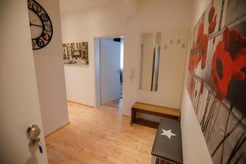 Una habitación con un pasillo con puerta y suelo de madera. en Turis Ferienwohnung 65-1, en Triberg