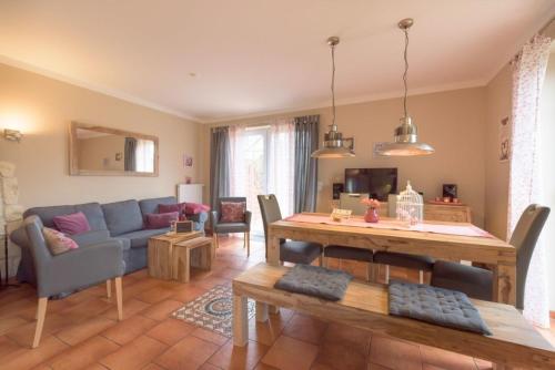 una sala de estar con un sofá y una mesa en Landhaus, en Kellenhusen