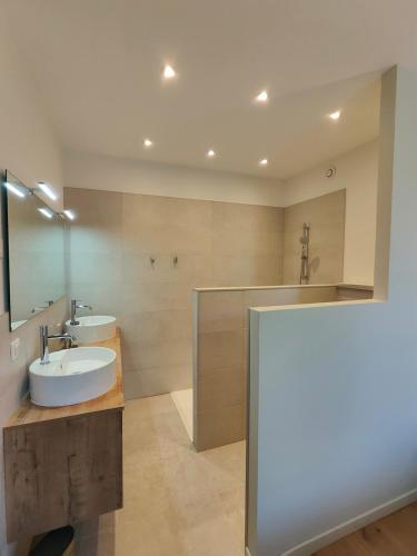 une salle de bain avec un lavabo, des toilettes et une baignoire dans l'établissement Mas de Caussagues, la Presqu'ile, à Sigean