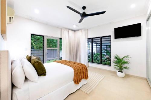 Televisyen dan/atau pusat hiburan di Dune - Poolside Elegance near Parap Markets & Beach