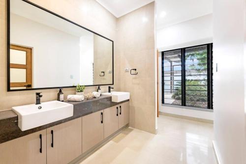 Bilik mandi di Dune - Poolside Elegance near Parap Markets & Beach
