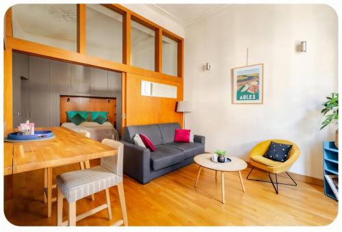 un salon avec un canapé et une table dans l'établissement L' Appart du Centre Historique Charme et confort, à Arles