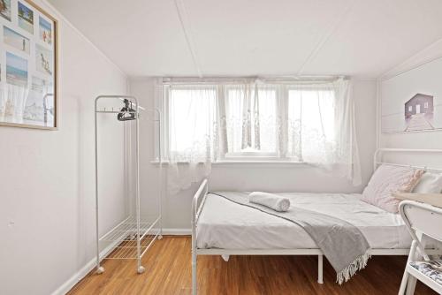 Ένα ή περισσότερα κρεβάτια σε δωμάτιο στο Pleasant Single Room - Prime Location in Carlton with Dining Next Door - Shared Bathroom