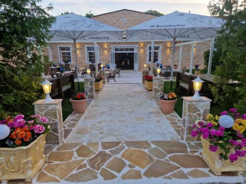 Κήπος έξω από το Athos Apartments