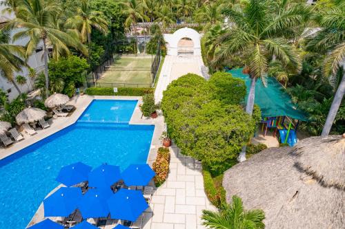 an aerial view of the pool at the resort at Hotel Castillo Huatulco & Beach Club in Santa Cruz Huatulco