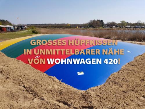 een teken in een hoop vuil in een veld bij Luxuswohnwagen Butterfisch am Kransburger See 420 in Kransburg