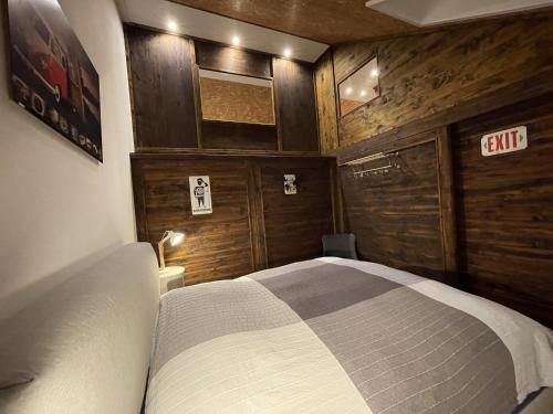 Un dormitorio con una cama y paredes de madera. en Ferienwohnung Nr 4, en Wunstorf