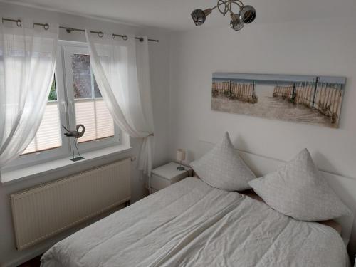 a bedroom with a bed and a window at Ferienwohnung Finja in Dreschvitz