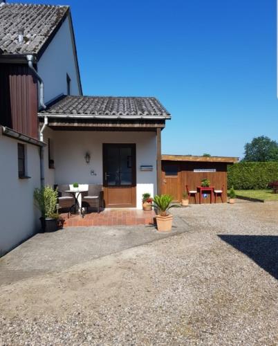 a house with a patio in front of it at Buhr's Nord-Ostsee-Stern in Stolk