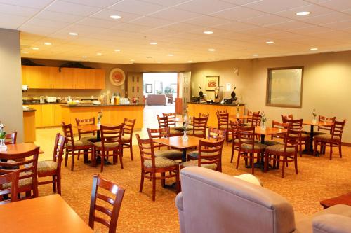 Restoran atau tempat lain untuk makan di Coast Grimshaw Hotel & Suites