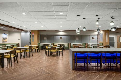 a dining room with tables and chairs and a cafeteria at Fairfield Inn & Suites Livermore in Livermore
