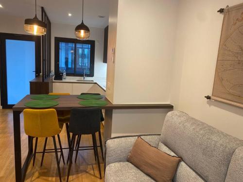 une cuisine avec une table, des chaises et un canapé dans l'établissement appartement1, aux Lilas