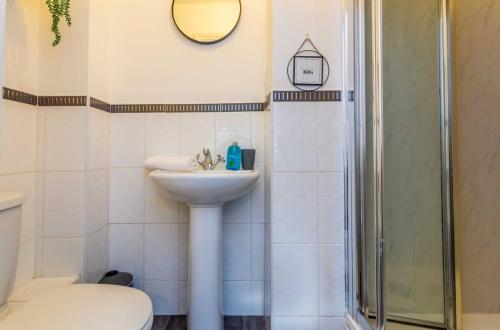 a bathroom with a sink and a shower at The Woodlands 3bed 2bath in Langley Park