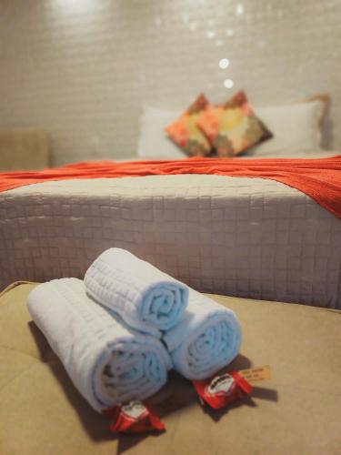 a pair of towels sitting on a bed at Pousada Bella Vista - Vale dos Vinhedos in Bento Gonçalves